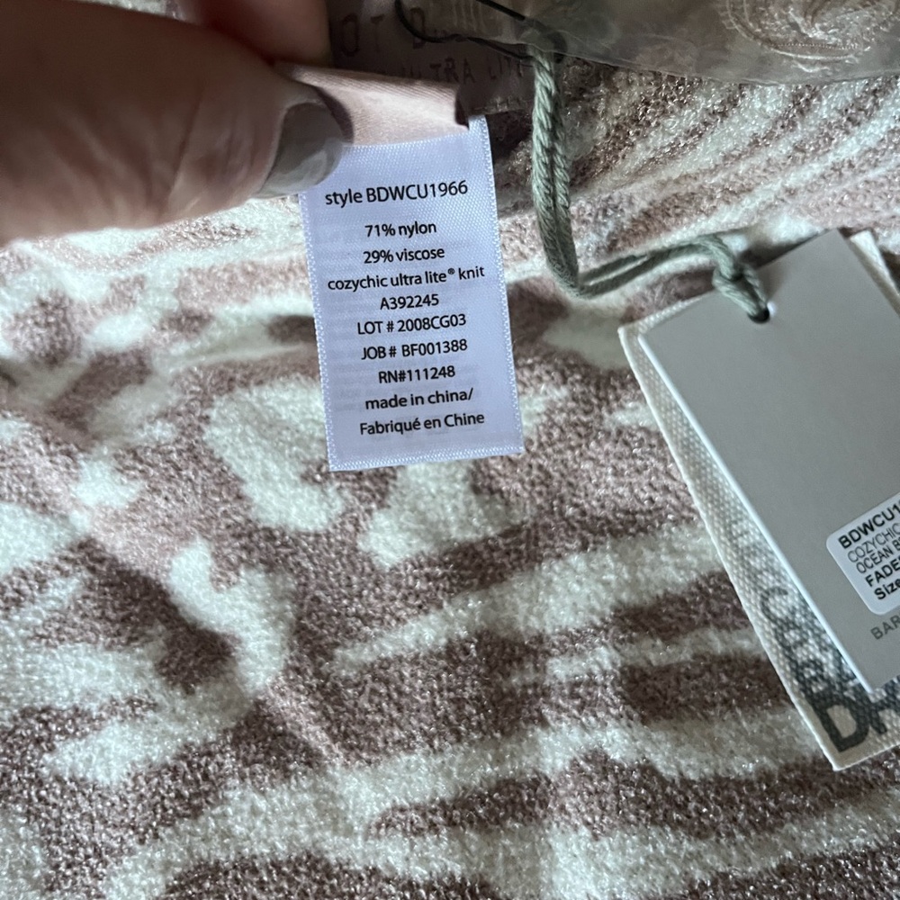 NWT Barefoot Dreams CozyChic Ultra Lite Animal Print Poncho One Size - Picture 5 of 5